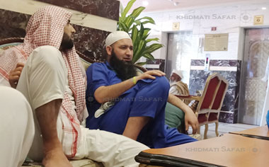 Khidmati Safar Umrah Pilgrims having chit chat 